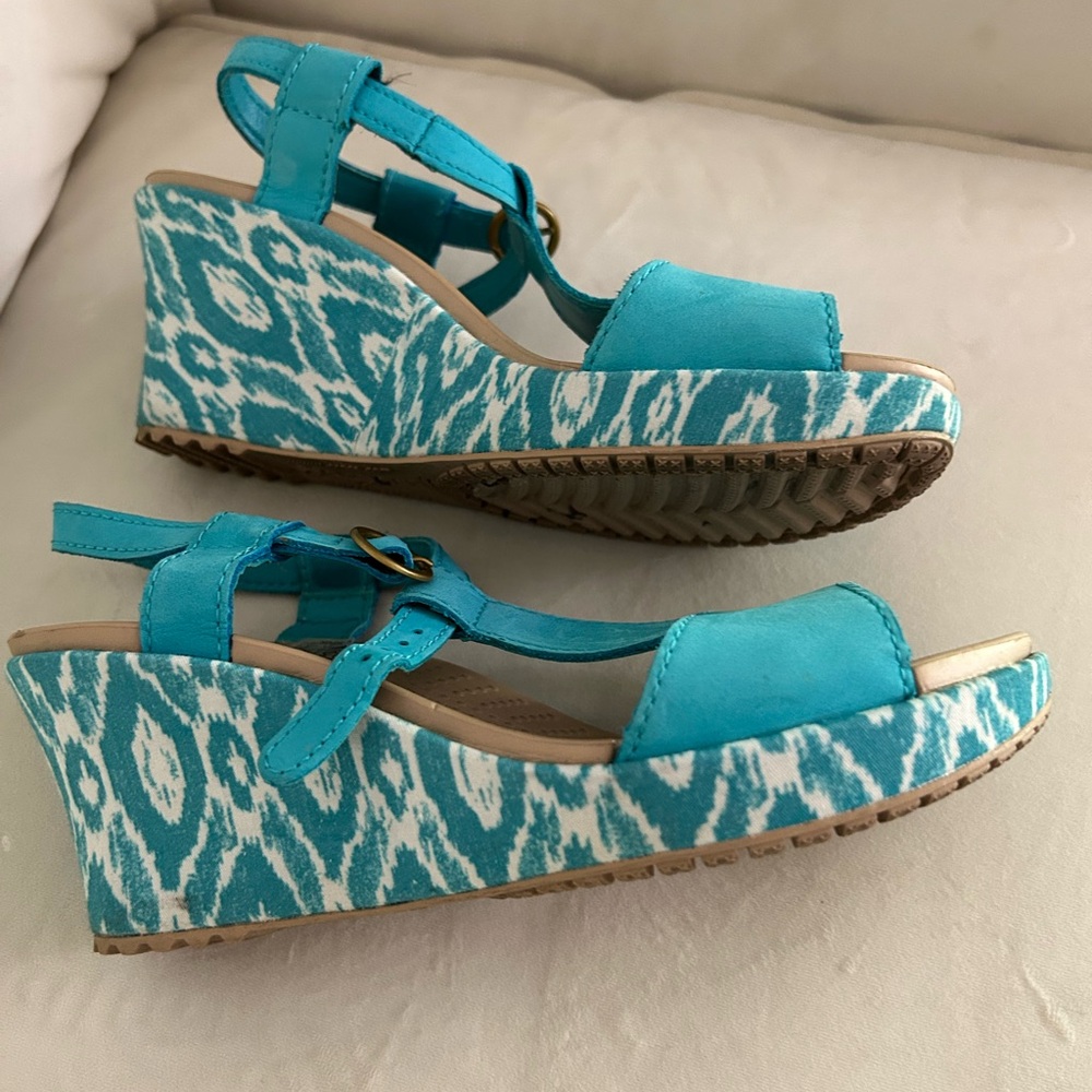CROCS Leigh IKAT Wedge Sandal Size 6